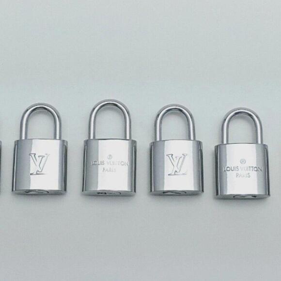Louis Vuitton Silver Padlock Lock & Key w/Silver Chain (LVXX030) - Picture 2 of 3